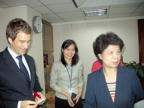 美國駐中國大使館法律顧問李張健儀女士暨AIT官員計5人於98年10月5日參訪本署照片集