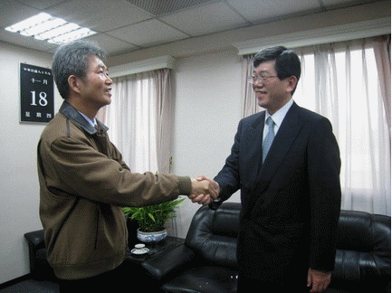 日本國弁護士政木道夫蒞署拜訪。